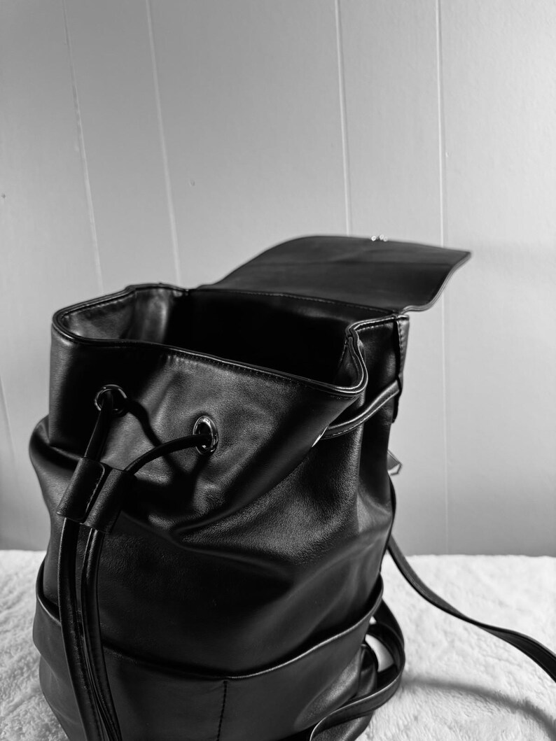 Mochila vintage de cuero vegano negra de Urban Outfitters, fabricada en Australia. imagen 6