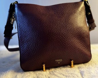 Vintage FOSSIL 'Preston' bordeauxrode leren uitbreidbare schoudertas met kiezelstenen Y2K