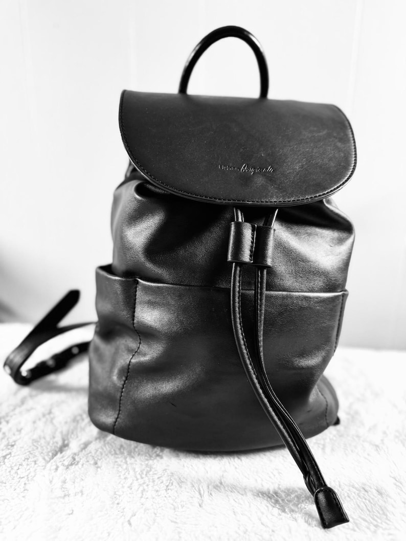 Mochila vintage de cuero vegano negra de Urban Outfitters, fabricada en Australia. imagen 1