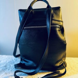 Vintage zwarte veganistische leren rugzak Urban Outfitters Pre-loved Australia Made afbeelding 3