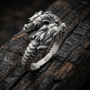925 Silver Dubbel Drakring, Brutalistisk Wrap-ring, Oxiderat Tvillingdrakhuvud, Tungt Mytisk Varelsearmband, Skulpterad Gotisk Rustning