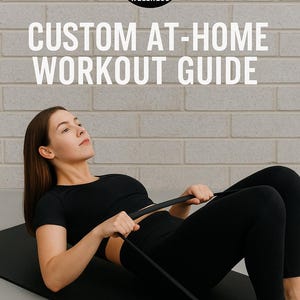 Peut inclure: Une femme en tenue de sport noire s'exerce avec une bande de résistance sur un tapis noir. L'image comprend le texte "CUSTOM AT-HOME WORKOUT GUIDE" et un logo "SW STEADFAST WELLNESS". L'arrière-plan est un mur de briques claires.