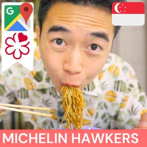 Op de afbeelding: Een man eet noedels met eetstokjes. Hij draagt een kleurrijk shirt met een tropische print. De afbeelding heeft de tekst "MICHELIN HAWKERS" onderaan. In de linkerbovenhoek staan twee pictogrammen: een Google Maps-pictogram en een rood klavertje vier met een hart in het midden. Rechtsboven staat een vlag van Singapore.