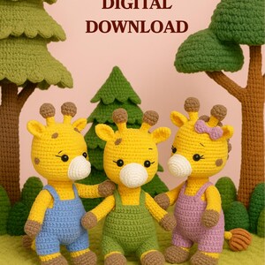 Könnte beinhalten: Drei gehäkelte Giraffenpuppen mit blauen, grünen und lila Latzhosen. Die Giraffen haben gelbe Körper, braune Flecken und braune Hufe. Das Bild enthält den Text "CROCHET PATTERN DIGITAL DOWNLOAD".