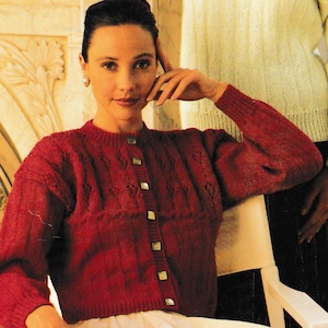 Peut inclure: Deux femmes portant des pulls en tricot. L'une porte un cardigan rouge avec des boutons carrés et une jupe blanche. L'autre porte un pull jaune clair avec un empiècement à motifs et des manches longues. L'arrière-plan comprend une cheminée et une peinture.