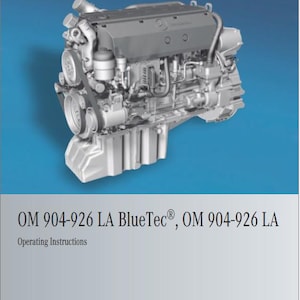 Pode incluir: Um motor industrial cinzento com um sistema de polias acionado por correia e componentes metálicos. O texto abaixo diz OM 904-926 LA BlueTec, OM 904-926 LA e Operating Instructions. O motor é mostrado de um ângulo alto sobre fundo azul.