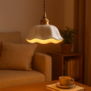 Lampada a sospensione con fiore in ceramica avorio / Lampada a sospensione con paralume ondulato Japandi per cucina, camera da letto, sala da pranzo / Illuminazione ambientale minimalista e delicata
