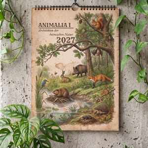 Op de afbeelding: Een wandkalender voor 2027 met de titel ANIMALIA I Architekten der beimischen Natur, voorzien van een vintage-stijl illustratie van diverse bosdieren, waaronder een eekhoorn, everzwijn, vos, bever en een egel in een bosrijke omgeving.