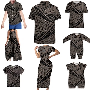 Könnte beinhalten: Eine Kollektion von Kleidungsstücken mit einem schwarzen und beigen Stammesmuster. Enthält ein Hemd mit Knöpfen, T-Shirts, ein Maxikleid, ein figurbetontes Kleid und Baby-Strampler. Die Designs haben ein geometrisches und wellenartiges Muster.