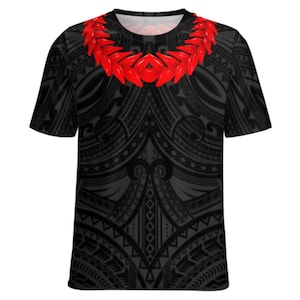 Może przedstawiać: Czarna koszulka z szczegółowym wzorem plemiennym i żywym czerwonym wzorem naszyjnika na dekolcie. Koszulka ma krótkie rękawy i okrągły dekolt, prezentując odważną i przyciągającą wzrok estetykę.