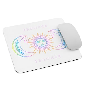 Könnte beinhalten: Rechteckiges weißes Mauspad mit einem Himmelsdesign. Das Design zeigt eine lächelnde Sonne in der Mitte, flankiert von Monden und Mondphasen, alles in einem Regenbogenverlauf. Eine weiße Maus liegt auf dem Pad.