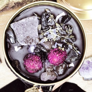 Vela ritual de bruja de cera de abejas orgánica negra hecha a mano, vela de meditación con cristales reales y flores secas, vela perfumada de bruja en lata dorada