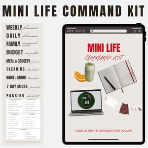 以下が含まれることがあります： 「Mini Life Command Kit」を宣伝する画像。プランナー、予算、チェックリストなど、キットの内容が表示されたタブレットが写っています。また、ノートパソコン、ノート、オレンジスライス入りのグリーンスムージーも写っています。