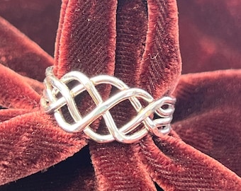 Anillo de rompecabezas mediano de 4 piezas en plata de ley