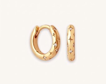 Pendientes de aro con estrellas dorados • Pendientes pequeños con estrellas • Bañados en oro de 18k • Pendientes apilables • Hechos a mano • Regalo para ella