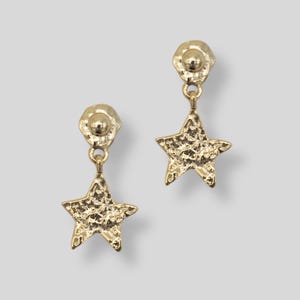 Könnte beinhalten: Rustikales Holzschild mit dem weißen Schriftzug "Welcome to our home". Das Schild hat eine Used-Optik und ein schlichtes Design, ideal für die Dekoration der Haustür.