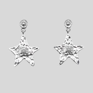 Pu&ograve; includere: Un paio di orecchini a forma di stella color argento. Ogni orecchino presenta una superficie strutturata e una piccola perla rotonda al centro. Gli orecchini hanno un perno e una piccola sfera sulla parte superiore per l'attacco.