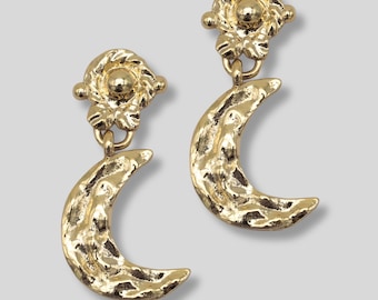 Pendientes Luna Dorada · Pendientes de botón con forma de media luna chapados en oro de 18 quilates · Pendientes delicados para el día a día · Hechos a mano · Sin níquel