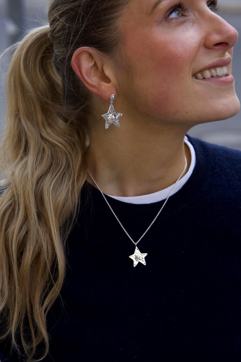Orecchini a stella in argento con perla · Argento sterling 925 · Orecchini a lobo con perla · Regalo per lei · Fatti a mano, senza nichel immagine 4