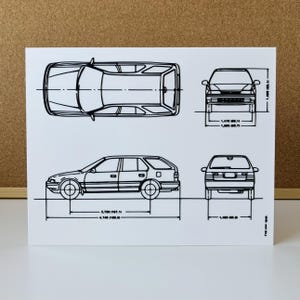 Op de afbeelding: Een technische lijntekening van een stationwagen met bovenaanzicht, zijaanzicht, vooraanzicht en achteraanzicht. De zwart-witte illustratie bevat nauwkeurige maatlijnen en numerieke afmetingen in zowel millimeters als inches voor het voertuig.