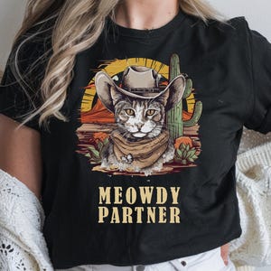 Meowdy Partner Cat Unisex Tee Shirt, Cowboy Howdy Meme T-Shirt, Funny Wild West Cat Shirt, Graphic Tee Gift, Cat Lover Clothing