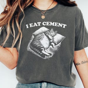Camiseta &quot;Como cemento&quot;, meme de gato maldito, divertida, irónica, sarcástica, regalo para amantes de los gatos, curiosamente específica, maldita, vergonzosa.