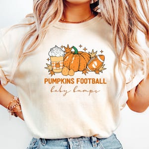 T-shirt pour faire-part de grossesse, baby bumps, citrouilles, t-shirt sur le thème du football, parfait pour une baby shower, cadeau de naissance pour Thanksgiving d'automne