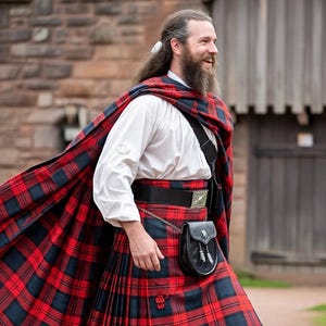Puede incluir: Un hombre con un atuendo escocés tradicional. El conjunto incluye un kilt a cuadros rojos y azul marino, una capa a juego, una camisa blanca, un cinturón negro y un sporran. El kilt está plisado y se lleva con un cinturón de cuero negro y un sporran.