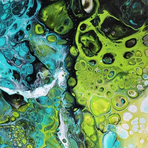 Op de afbeelding: Abstract schilderij met draaiende patronen van groene, blauwe, zwarte en witte verf. De verf creëert een marmer effect met een verscheidenheid aan vormen en maten.