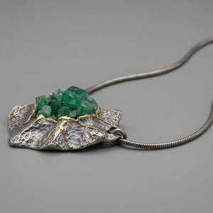 Rohe Smaragd Kintsugi Halskette, oxidierter Silber Anhänger, Handwerker Statement Schmuck Bild 8