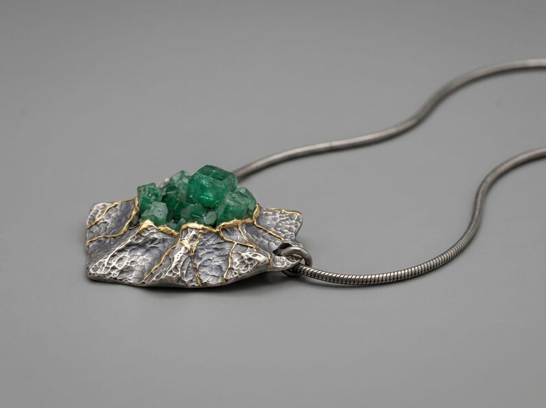 Rohe Smaragd Kintsugi Halskette, oxidierter Silber Anhänger, Handwerker Statement Schmuck Bild 8
