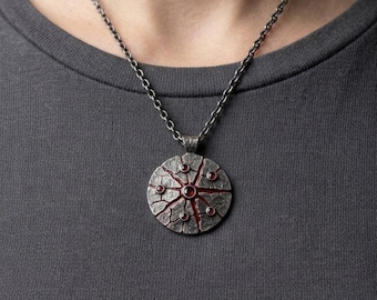 Gothic Roter Granat Anhänger Halskette in 925 Sterling Silber • Handgefertigter Rustikaler Schild Anhänger • Einzigartiges Dark Fantasy Pagan Schmuck Geschenk