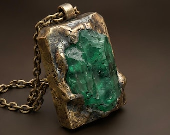 Smaragd Anhänger Halskette | Rustikaler Brutalist Messing Schmuck | Boho erdige grüner Stein Talisman | Antik Messing Anhänger