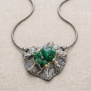 Rohe Smaragd Kintsugi Halskette, oxidierter Silber Anhänger, Handwerker Statement Schmuck Bild 1
