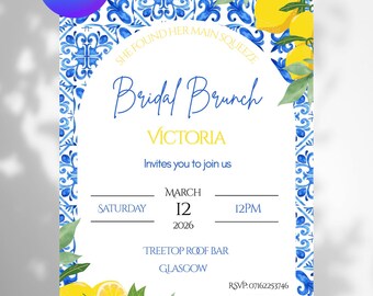 Puede incluir: Invitación a un brunch nupcial con un diseño de azulejos azules y blancos, con limones y hojas verdes. La invitación incluye el texto "Bridal Brunch" y los detalles del evento, incluyendo la fecha, hora y lugar.