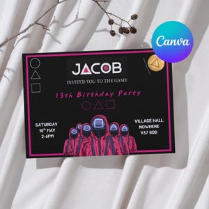 Könnte beinhalten: Eine schwarze und rosafarbene Geburtstagseinladung mit einem Squid Game-Thema. Die Einladung lautet "JACOB INVITED YOU TO THE GAME 13th Birthday Party" und zeigt eine Gruppe von Personen in roten Overalls und Masken. Die Einladung enthält auch das Datum, die Uhrzeit und den Ort der Party.