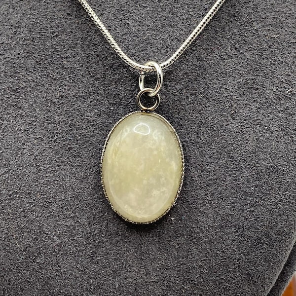 Collar de cadena de serpiente de acero inoxidable chapado en plata con colgante de cuarzo blanco