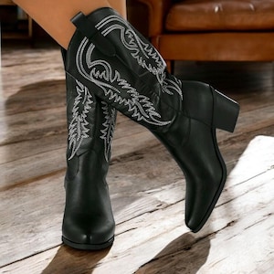 Botas vaqueras estilo western para mujer, hechas a mano y con estilo: botas de media caña con tacón de bloque bordado y corte en V, ideales para otoño y festivales.