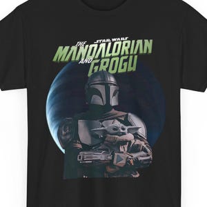 Mandalorianer- und Grogu-T-Shirt | Star Wars-Helm-Porträt, Weltraumhintergrund Bild 1