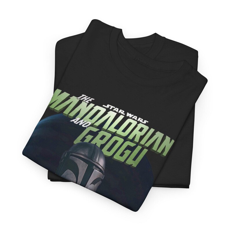 Mandalorianer- und Grogu-T-Shirt | Star Wars-Helm-Porträt, Weltraumhintergrund Bild 2