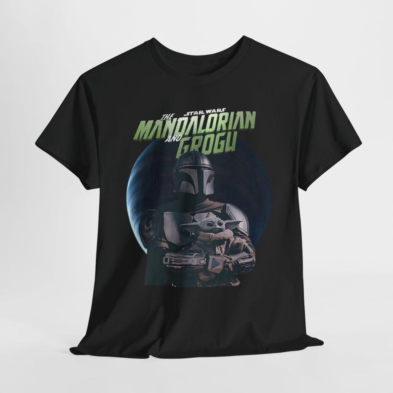 Mandalorianer- und Grogu-T-Shirt | Star Wars-Helm-Porträt, Weltraumhintergrund Bild 3
