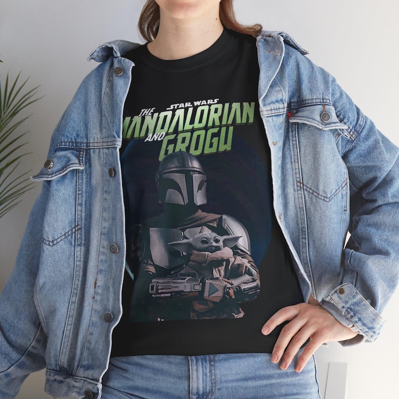 Mandalorianer- und Grogu-T-Shirt | Star Wars-Helm-Porträt, Weltraumhintergrund Bild 8