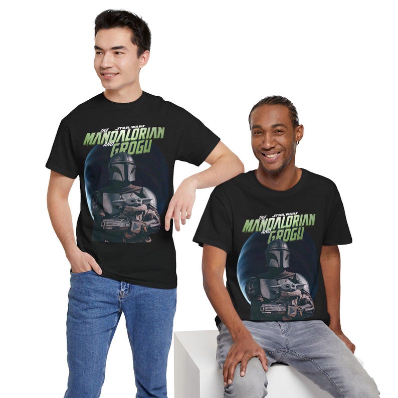 Mandalorianer- und Grogu-T-Shirt | Star Wars-Helm-Porträt, Weltraumhintergrund Bild 9