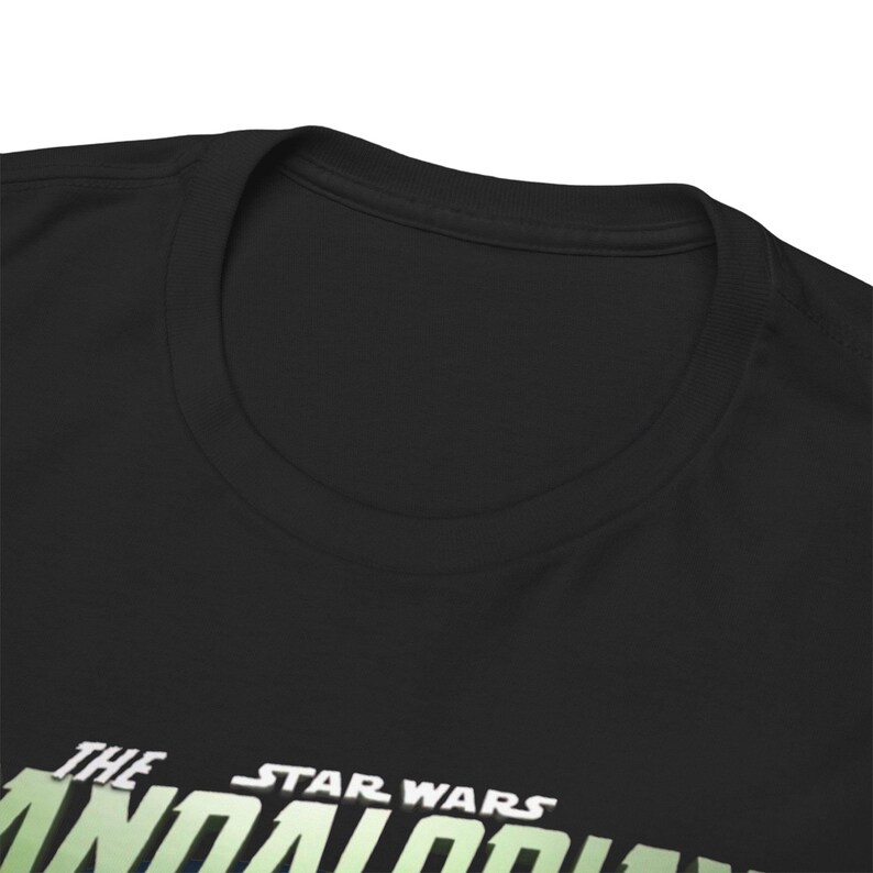 Mandalorianer- und Grogu-T-Shirt | Star Wars-Helm-Porträt, Weltraumhintergrund Bild 5