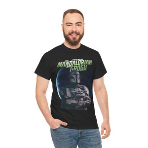 Mandalorianer- und Grogu-T-Shirt | Star Wars-Helm-Porträt, Weltraumhintergrund Bild 7