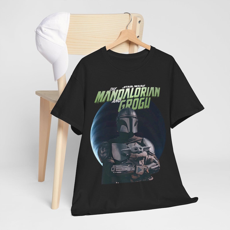 Mandalorianer- und Grogu-T-Shirt | Star Wars-Helm-Porträt, Weltraumhintergrund Bild 4