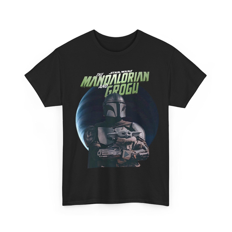 Mandalorianer- und Grogu-T-Shirt | Star Wars-Helm-Porträt, Weltraumhintergrund Bild 1