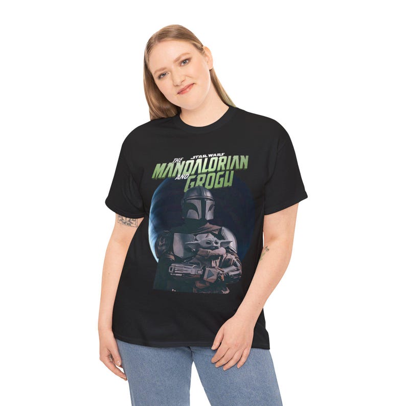 Mandalorianer- und Grogu-T-Shirt | Star Wars-Helm-Porträt, Weltraumhintergrund Bild 6