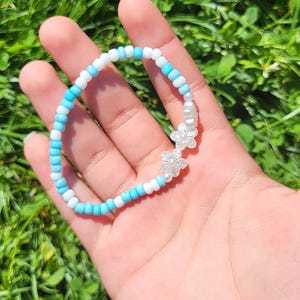 ¡Pulsera de cuentas de arcilla de cielos azules!