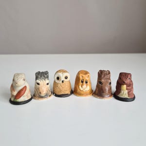 Vintage Keramik Djurfingerborg Set med 6 – Kanin, Uggla, Lejon, 2 Hästar & Bäver – Handmålade Samlarfingerborgar